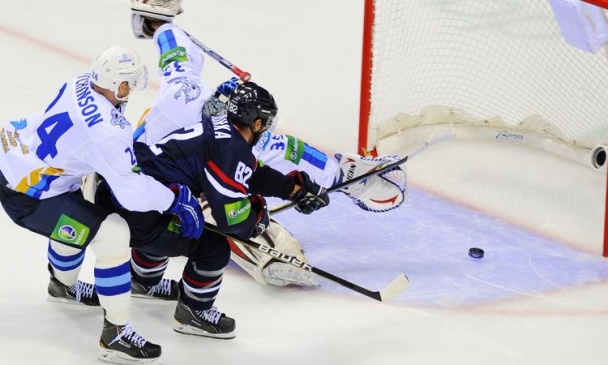 «Барыс» забросил шесть шайб «Словану» в матче КХЛ