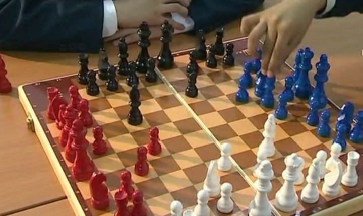 Қазақ өнертапқышы төрт адам бір мезетте ойнай алатын шахмат ойлап тапты. 