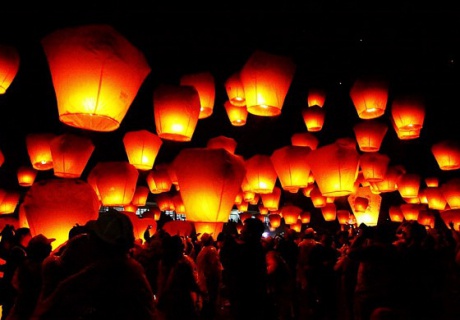 Қарағандыда Екатерина Айдованы қолдау үшін жүздеген аспан шамы жағылады 