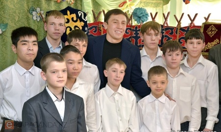 Геннадий Головкин балалар үйінің тәрбиеленушісін қамқорлығына алды