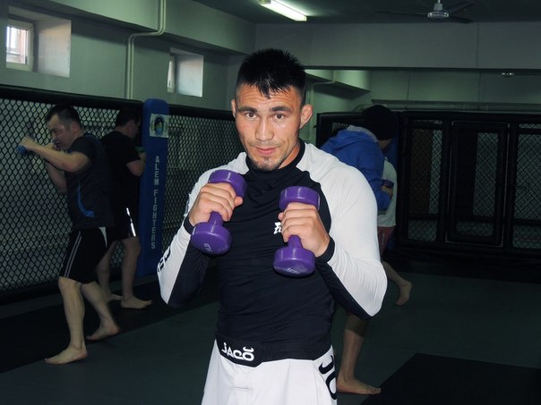 Ережесіз жекпе-жектен UFC тұжырымына өткен қазақ 