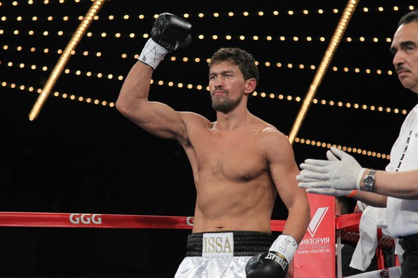 Қазақстандық боксшы Иса Ақбербаев кениялық Моррис Околамен жұдырықтасады