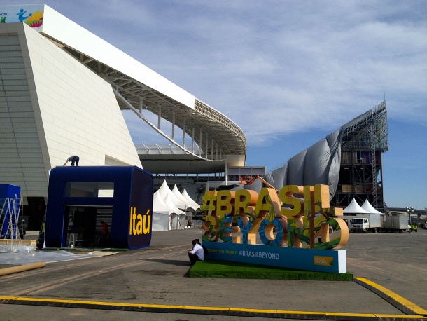 «Арена Коринтианс» стадионының құрылысы толық аяқталмаған 