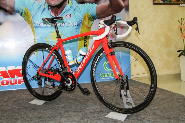 Александар Винокуров жаңа велосипедімен таныстырады