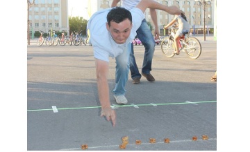 Қызылордада журналистер кәсіби мерекесі қарсаңында арқан тартып, асық атты