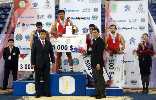 Нұрмахан Тінәлиев – Гран-при жеңімпазы