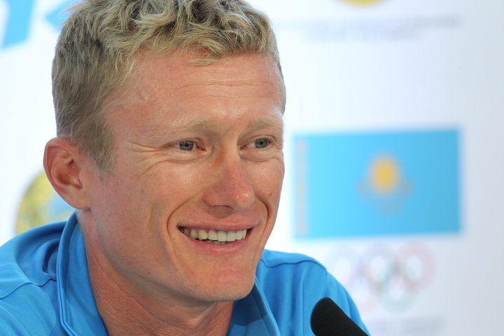 Нибали «Астана» командаса мүшелері қолтаңбасы бар сары жейдені министрге сыйға тартты 