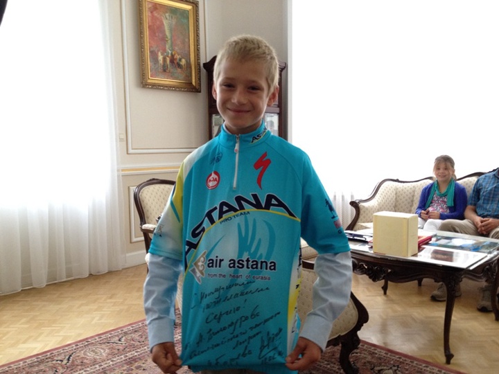 Александр Винокуров 10 жасар баланың арманын орындады