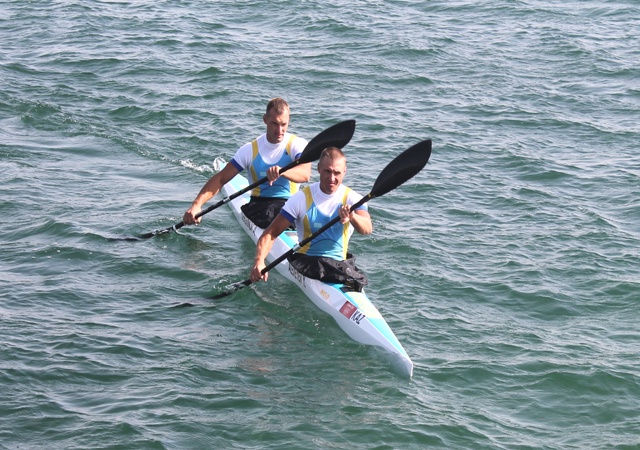 Евгений Алексеев пен Алексей Дергунов байдарка жарысында Азия ойындарының алтын жүлдесін қоржынға салды