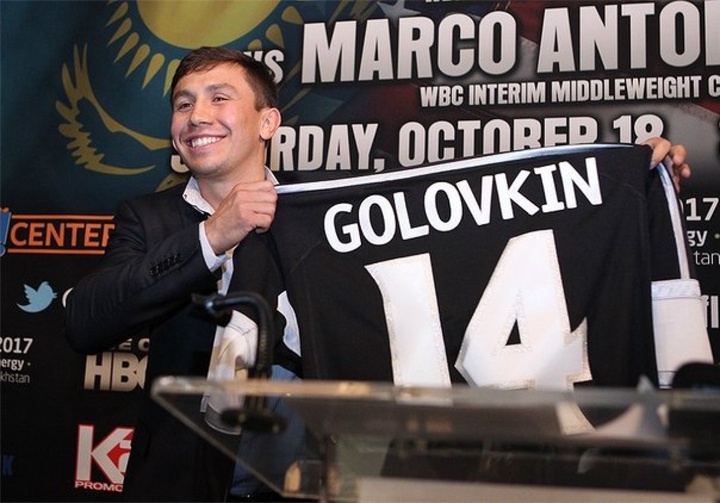 Геннадий Головкин Ұлттық хоккей лигасының матчын тамашалады