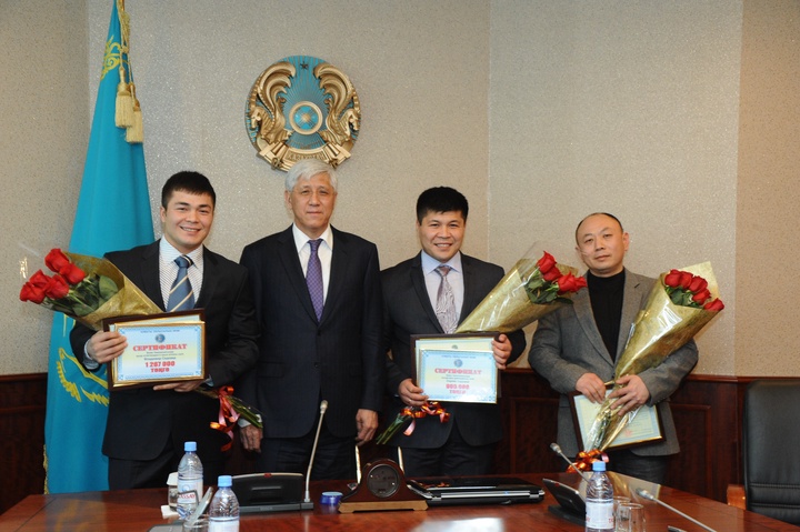 Алматы облысының әкімі А.Баталов ауыр атлетикадан үздік бапкерлерді марапаттады