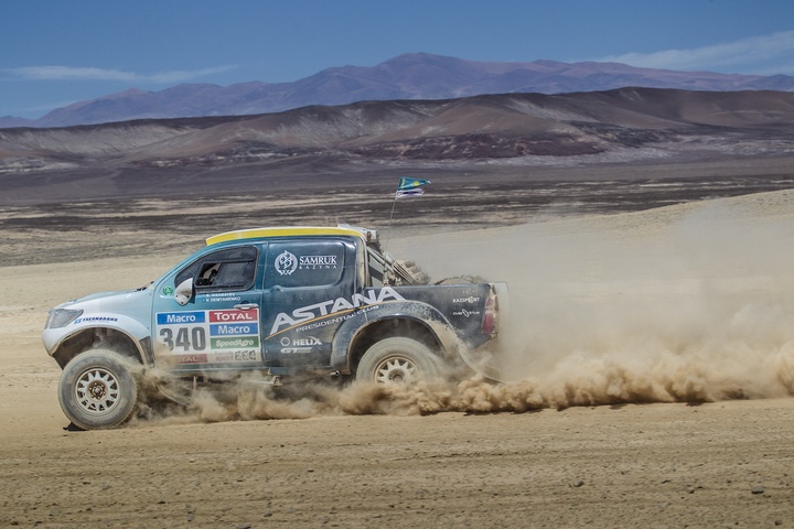 Дакар-2015. Артур Ардавичустің экипажы мотоциклшіні ажалдан арашалап қалды