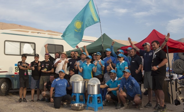 Дакар-2015. Қазақстандық «Астана» командасы жарысқа қатысушыларға арнап ет асты (ФОТО)