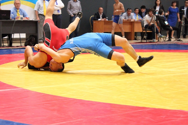 Жастар Каспий жағалауында белдеседі