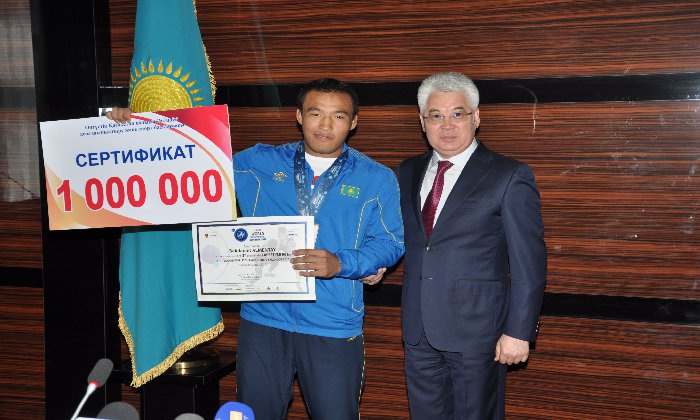 ОҚО әкімі еркін күрестен жастар арасындағы Әлем чемпионатының қола жүлдегері Бағдәулет Әлментайды қабылдады