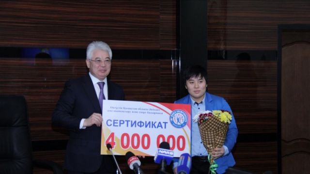 ОҚО әкімі Жазира Жаппарқұлға қаржылай сертификат табыстады
