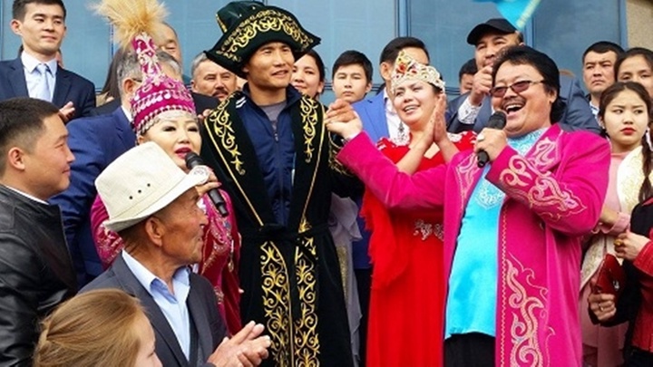 Қанат Ислам Алматының Халықаралық әуежайында ұлы Абылайдың тұсауын кесті 