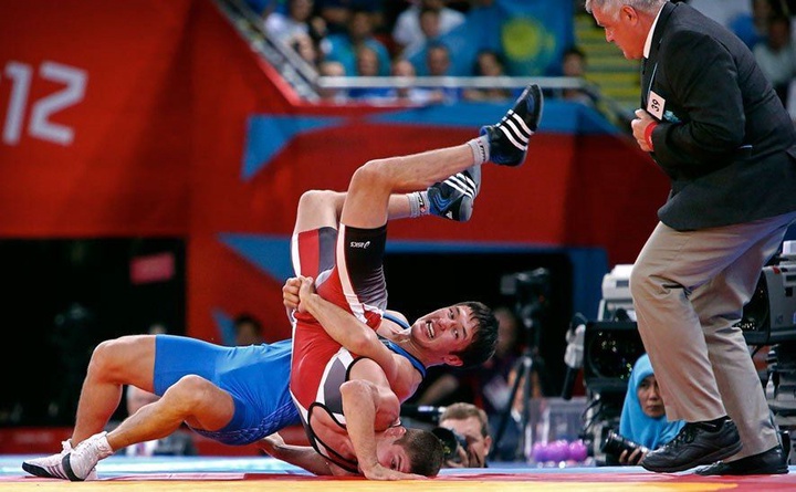 Алмат Кебіспаев бірінші жұбаныш белдесуде жеңіске жетті (ВИДЕО)