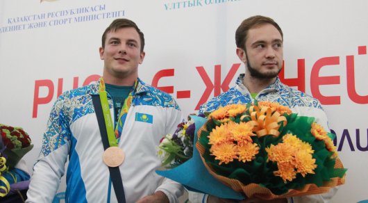 Алматы әуежайында Александр Зайчиков пен Денис Улановты ел құрметпен қарсы алды