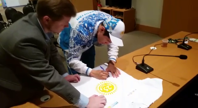 Олимпиада чемпионы Данияр Елеусіновтың қолтаңбасы қойылған жейдені ұтып ал! 