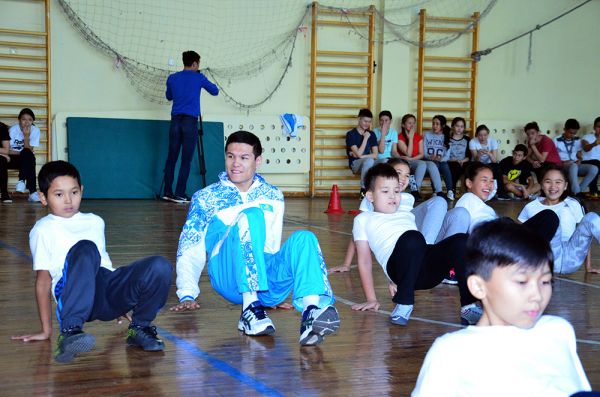 Данияр Елеусінов өзі білім алған мектепте дене шынықтырудан ашық сабақ өткізді