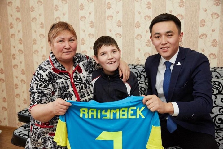 «Астана» ФК сал ауруына шалдыққан баланың еміне қаражат жинап берді